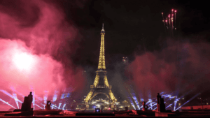 Mapping monument de la Tour Eiffel avec des lasers accompagnés de feux d'artifices et fumées roses