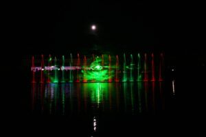 Europe Évènement - Photo de jets de fontaines rouges et verts avec fumée et projection de spirale verte au laser