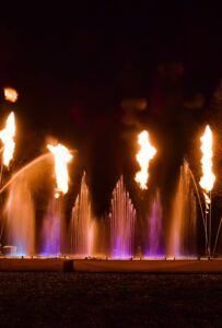 Europe Évènement - Photo of flames with purple water jets behind them