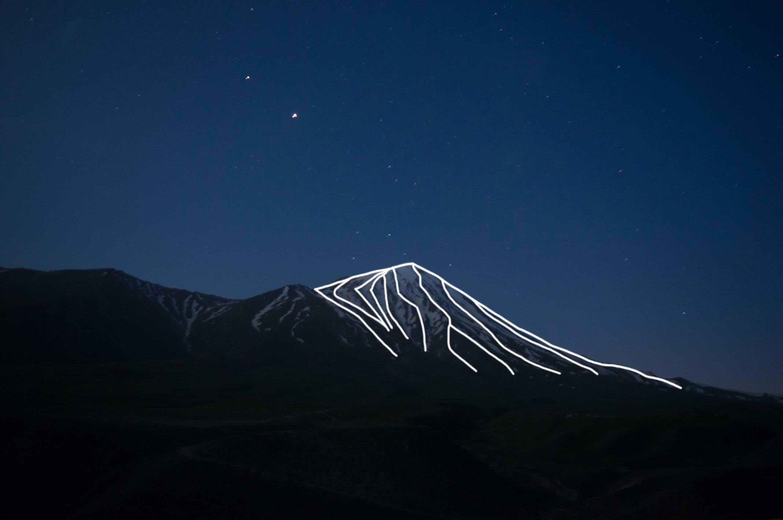 Europe Évènement - Photo of a mountain with laser projection of lines highlighting its relief