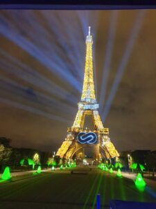 Europe Évènement - Animations projections - Photo of the Eiffel Tower with a laser projection of a hydrogen logo in the middle