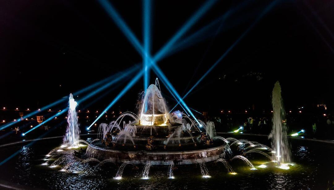 Europe Évènement - Personalised show - Photo of a fountain with laser and light projection at the electro 2021 nocturne