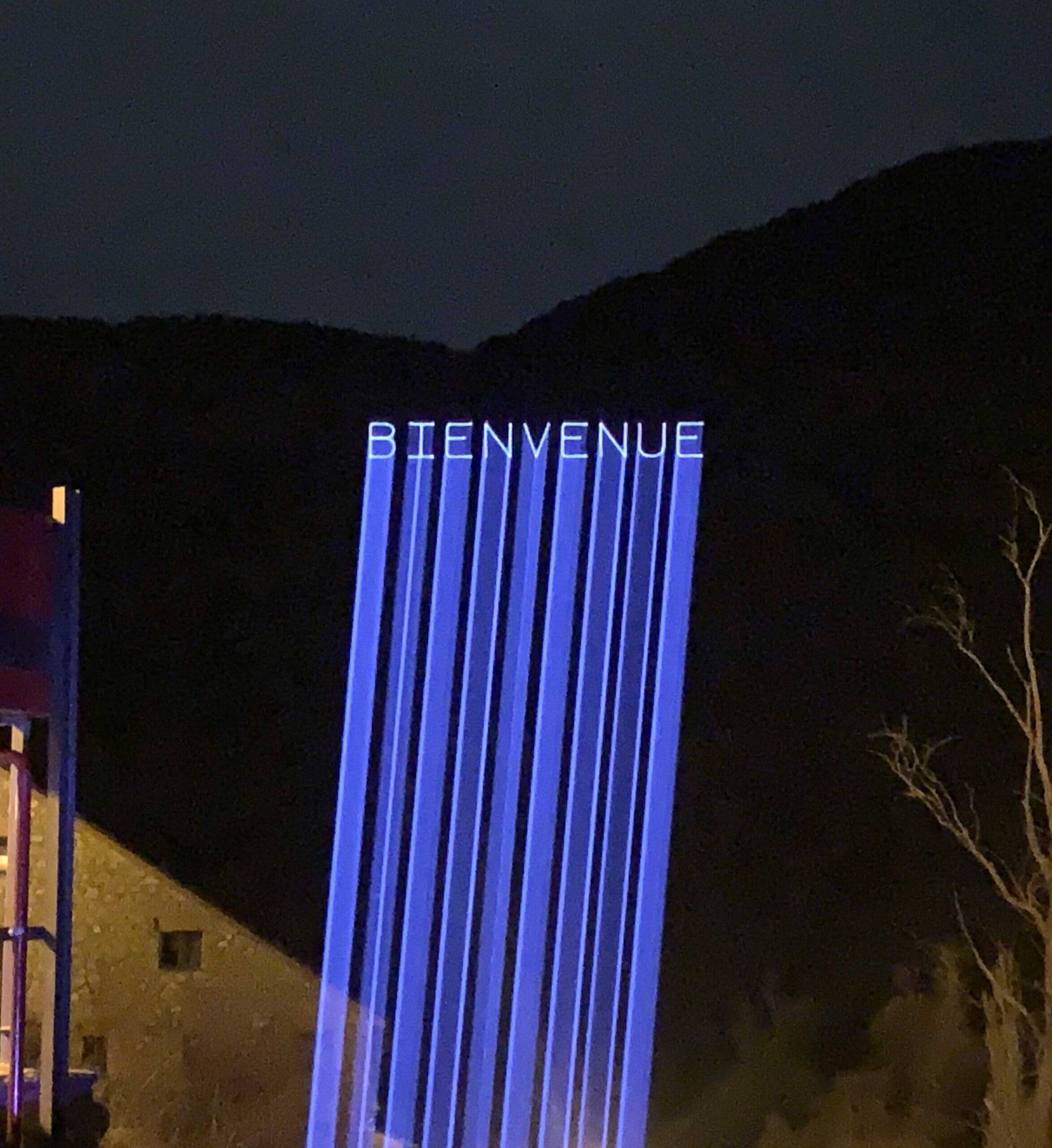 Europe Évènement - Photo of a text projection saying Welcome in blue on a mountain