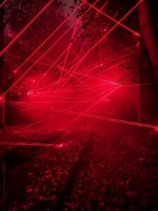 Europe Évènement - Parcours lumineux avec de nombreux faisceaux lasers rouges