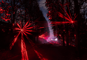 Europe Évènement - Parcours lumineux formant un spectacle laser rouges