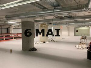 Europe Évènement - Photo d'une anamorphose écrivant 6 Mai sur les poteaux d'un parking souterrain