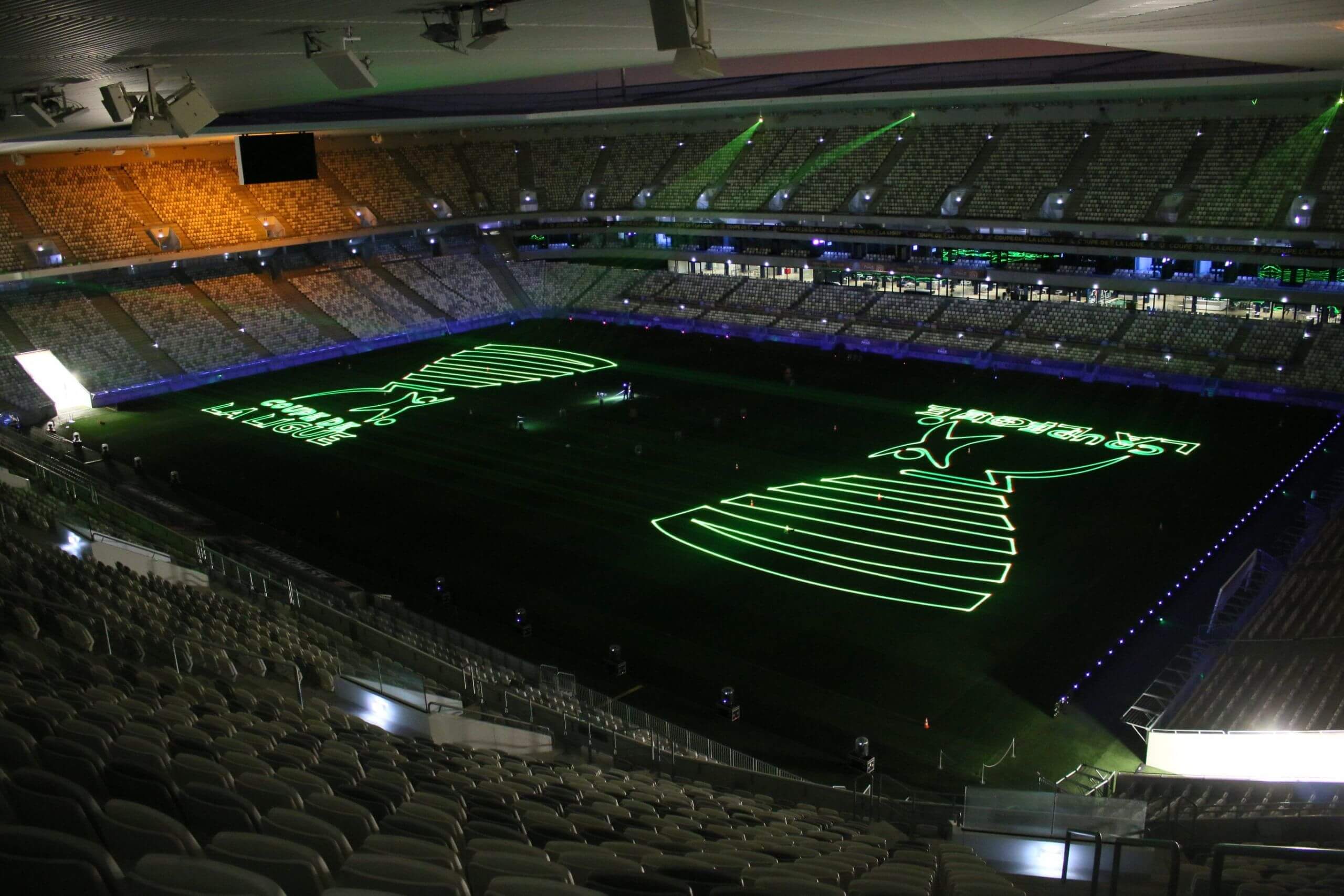 Europe Évènement - Photo d'un stade avec un logo vert de la coupe de la ligue de projeté
