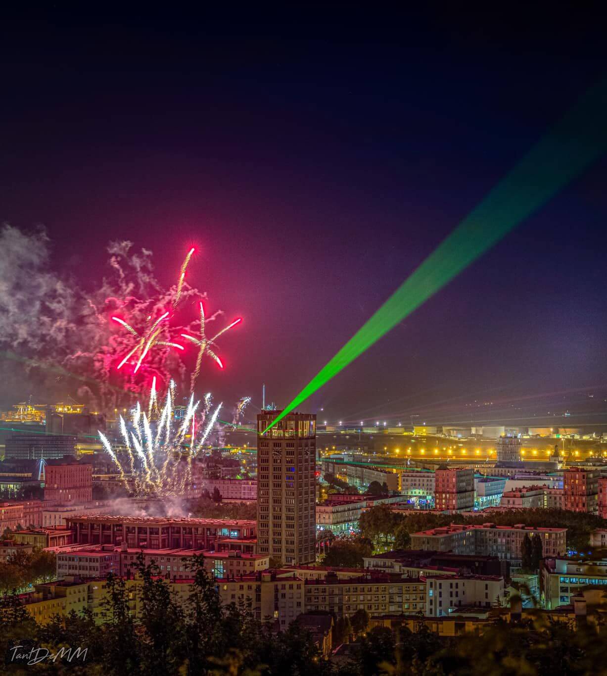 Europe Évènement - Projection faisceau laser vert au-dessus de la ville du Havre