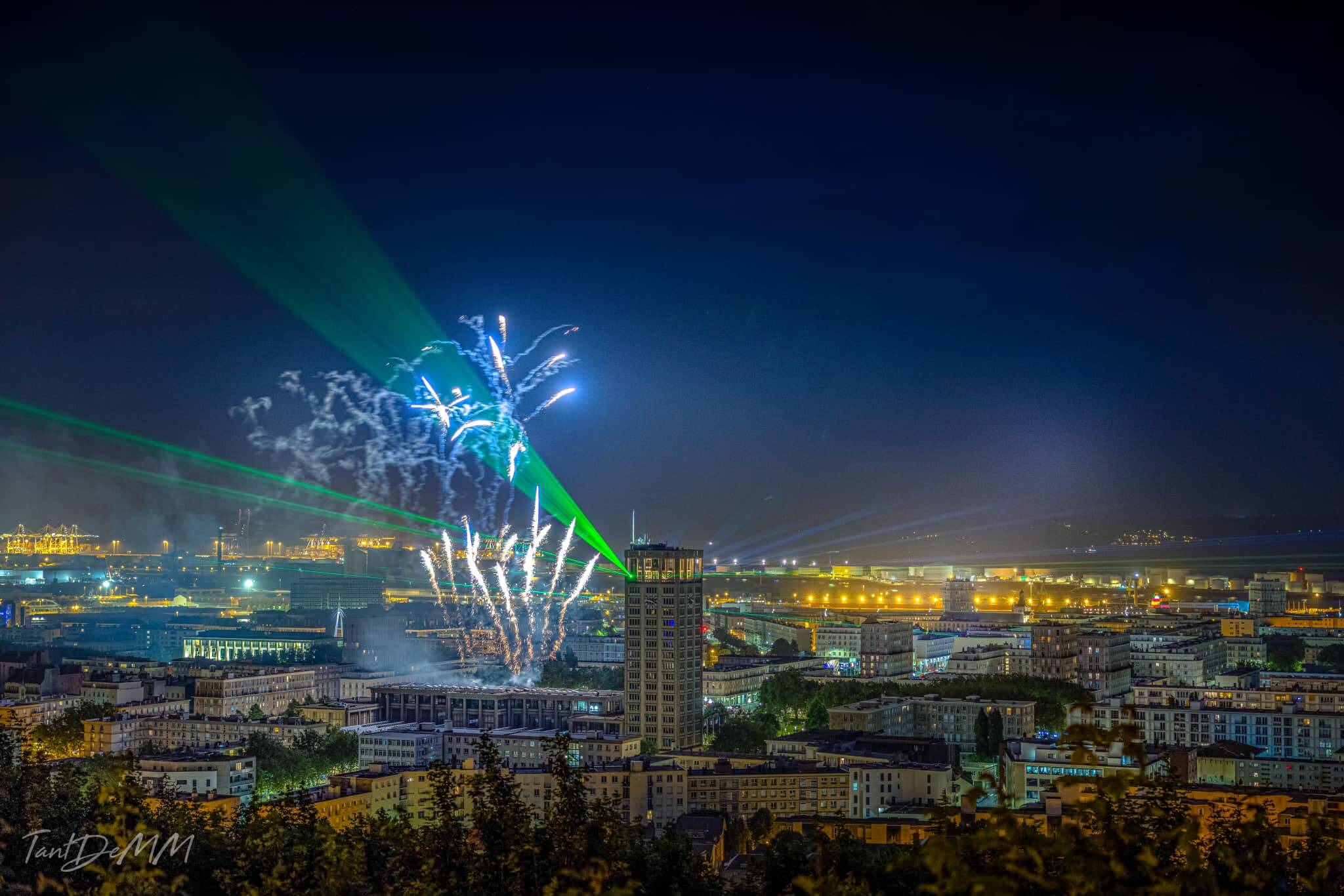 Europe Évènement - Spectacle laser au dessus de la ville accompagné d'un feu d'artifice