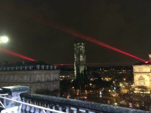 Europe Évènement - Spectacle laser - Photo de faisceaux lasers rouges passant autour d'une église représentant un triangle rouge
