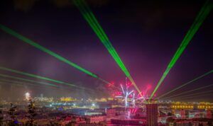Europe Évènement - Show au-dessus de la ville du Havre avec des projections lasers et feu d'artifice