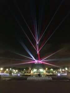 Europe Évènement - Show volumétrique - Photo de la tour Eiffel avec écriture 200 ans projetée dessus et faisceaux lasers rouges et blancs