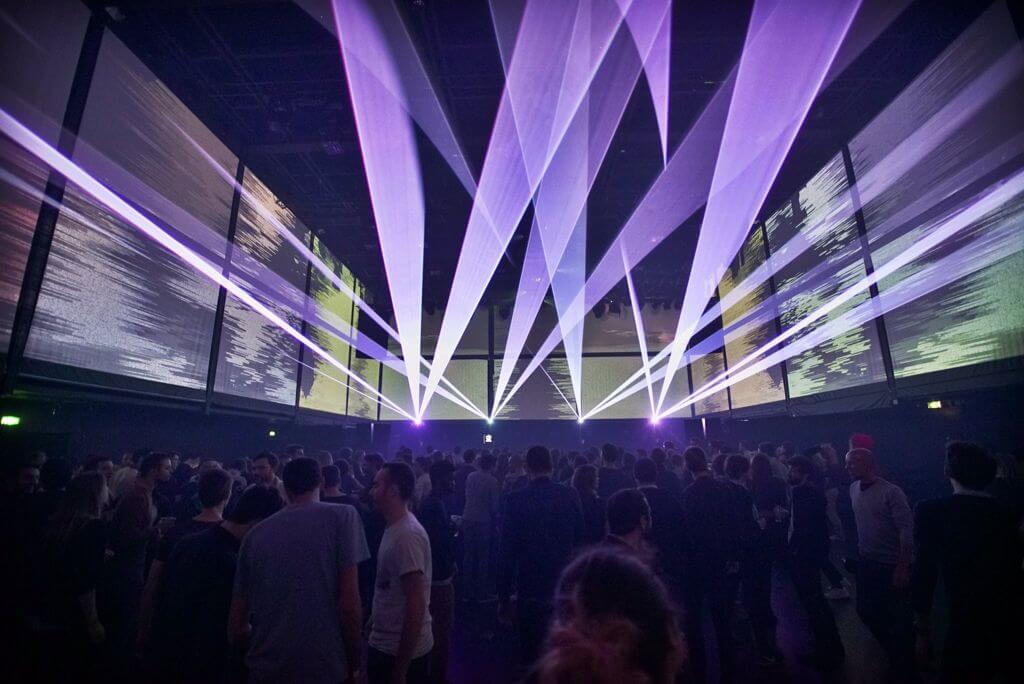 Europe Évènement - Show volumétrique - Photo d'un concert avec faisceaux lasers violets qui traversent la salle
