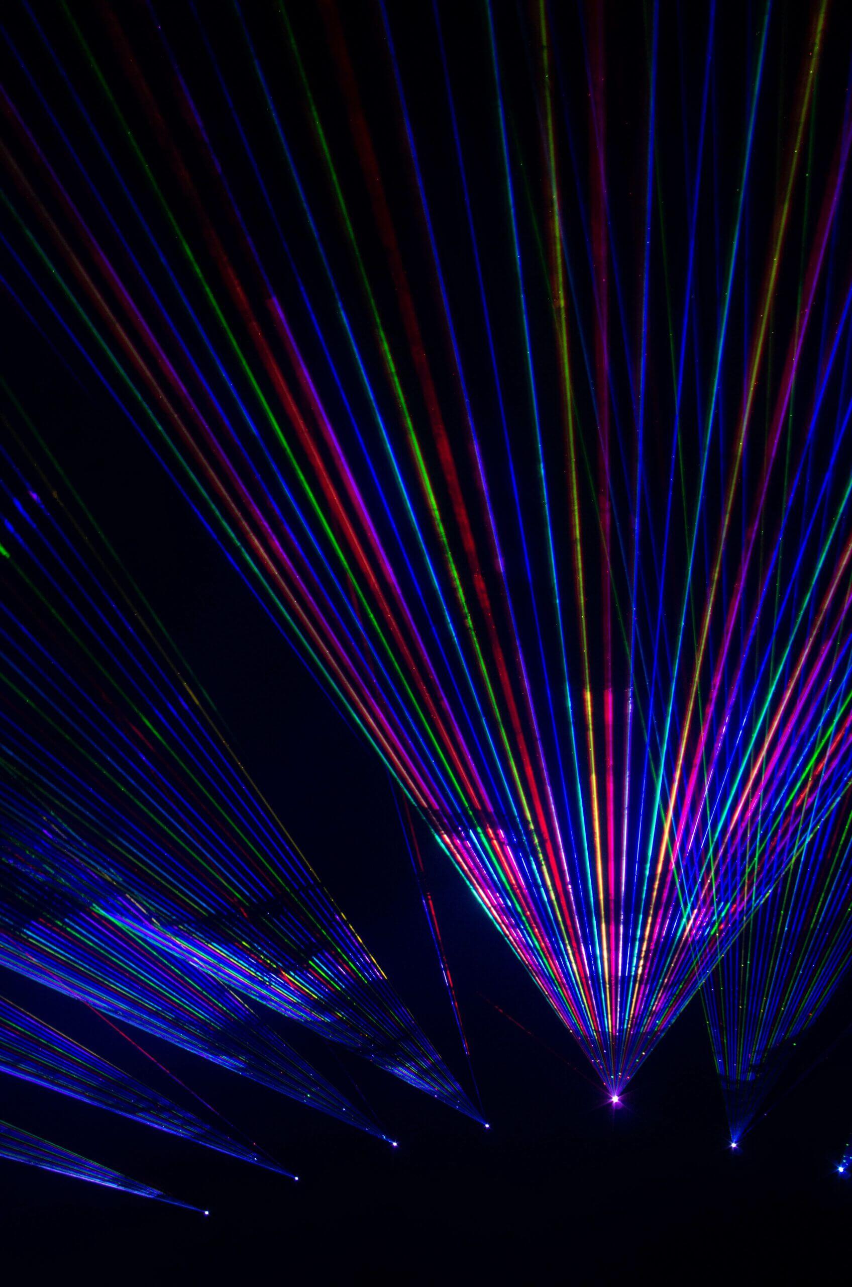 Europe Évènement - Spectre multicolore généré par les lasers