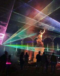 Europe Évènement - Show festival - Photo du bosquet des colonnades à Versailles avec des lasers projetés autour de la statue du milieu