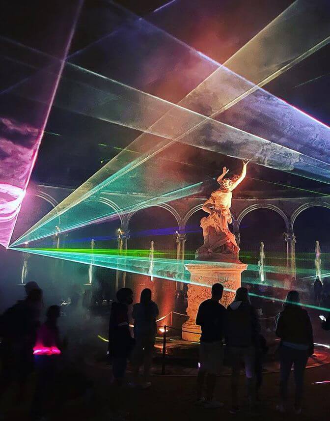 Europe Évènement - Show festival - Photo du bosquet des colonnades à Versailles avec des lasers projetés autour de la statue du milieu