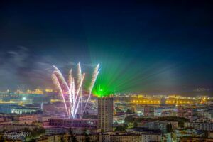 Europe Évènement - Photo d'une tour avec projection de feux d'artifices et faisceaux lasers verts