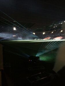 Europe Évènement - Photo d'un mapping évènement sportif dans un stade avec des faisceaux laser projetés vers le ciel