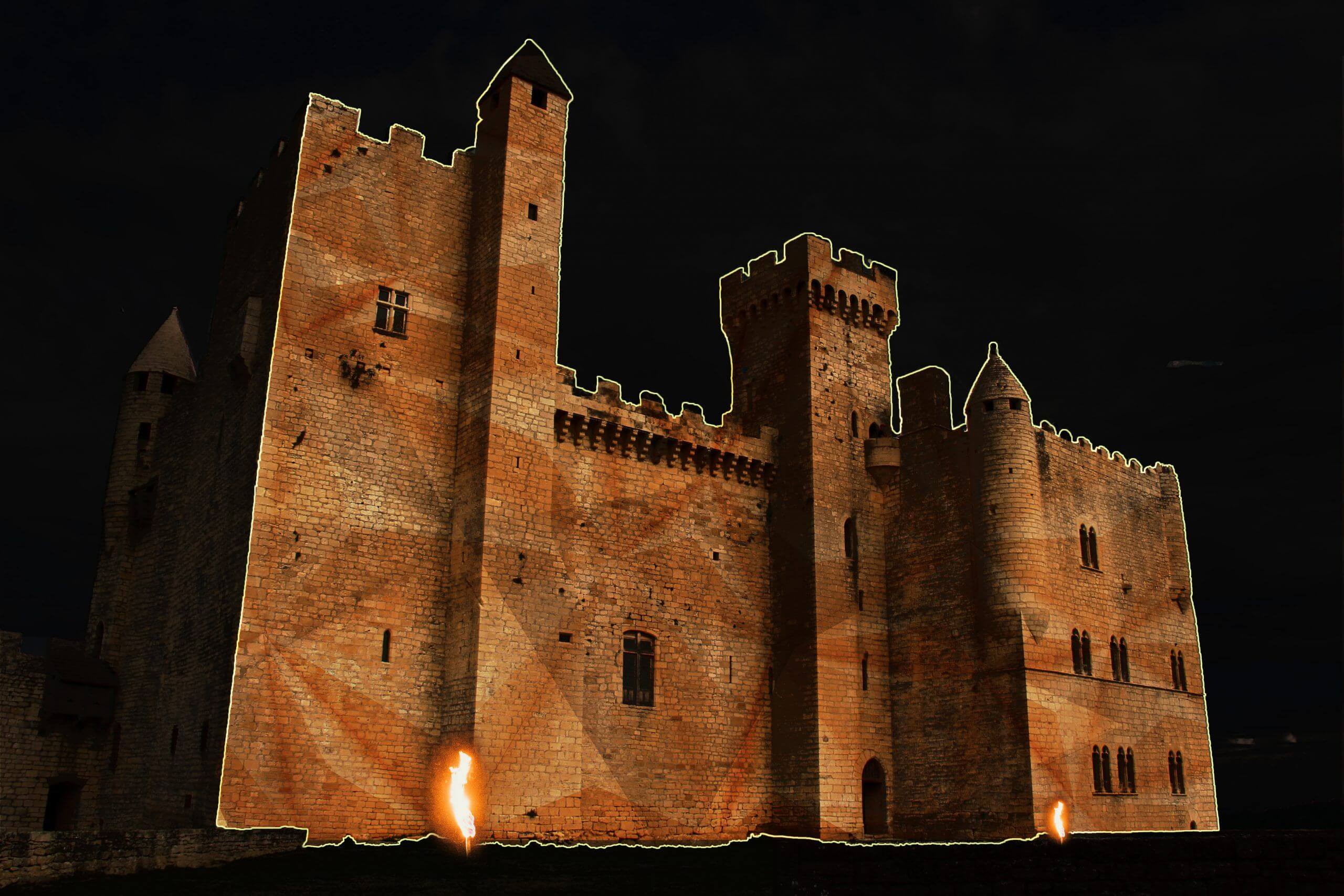 Europe Évènement - Photo d'un mapping volumétrique d'un château avec projection de formes géométriques dessus et flammes au pied